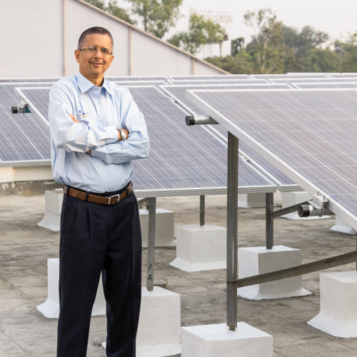 Uday Bendre: Solpaneler installeras på tak i Indien