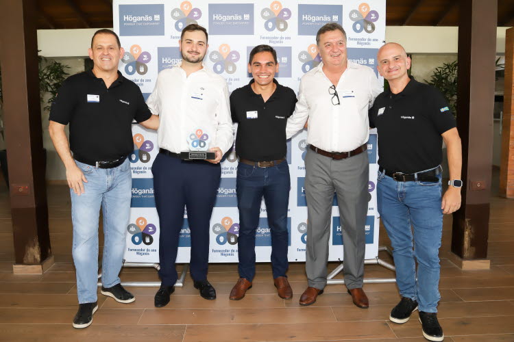 foto com os representantes da H&ouml;gan&auml;s e RFR, todos sorrindo