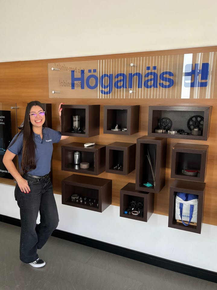 Patrícia sorrindo na recepção da Höganäs no Brasil