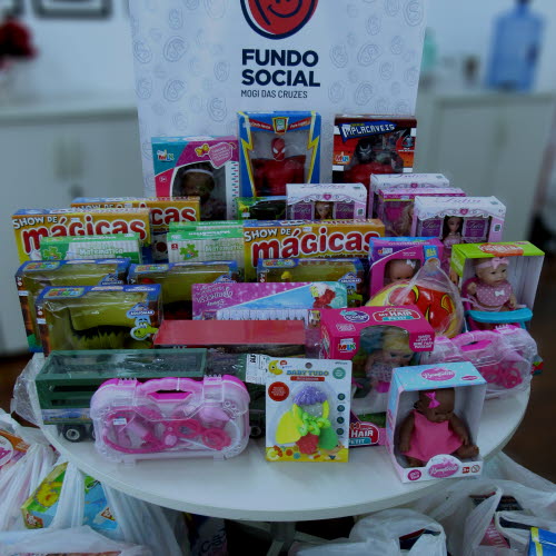 Höganäs doa brinquedos ao Fundo Social de Mogi