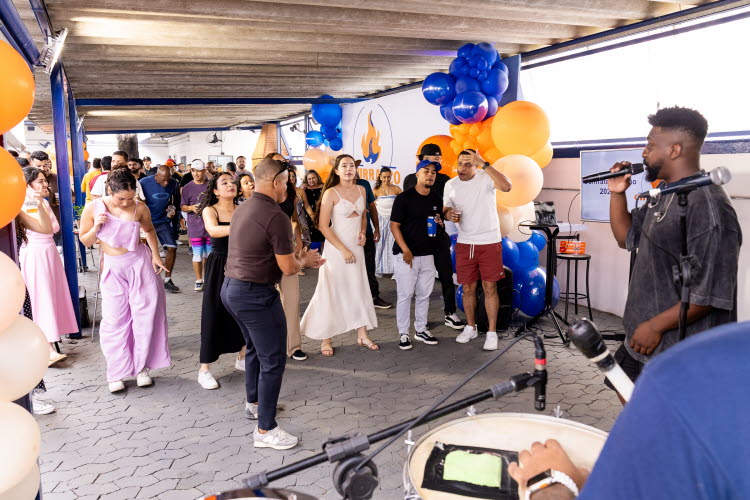 Colaboradores dan&ccedil;ando na Festa e fim de ano H&ouml;gan&auml;s no Brasil 2025