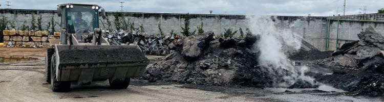 A esc&oacute;ria &eacute; armazenada no p&aacute;tio antes de ser recolhida para a reciclagem