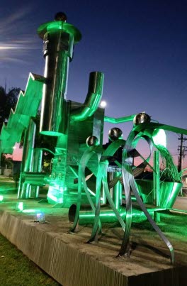 Escultura ganha iluminação  verde para reforçar importância da segurança no trabalho