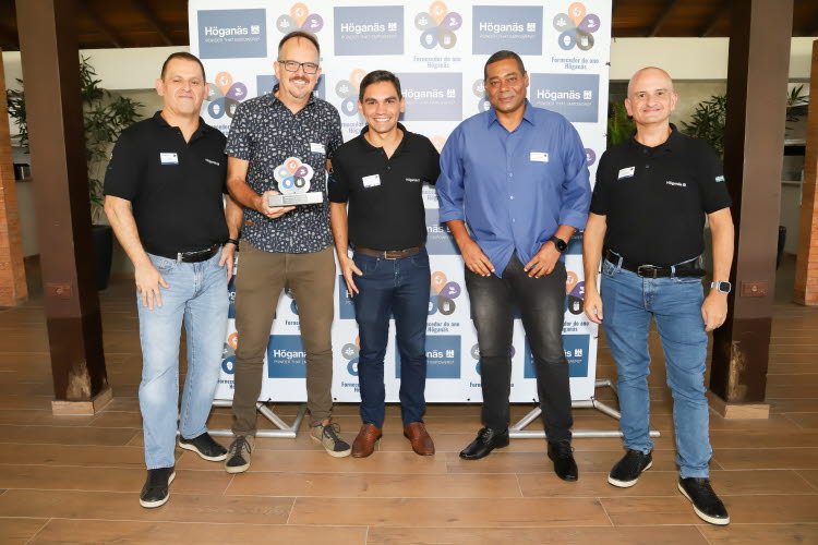 foto com os representantes da H&ouml;gan&auml;s e Jomed, todos sorrindo
