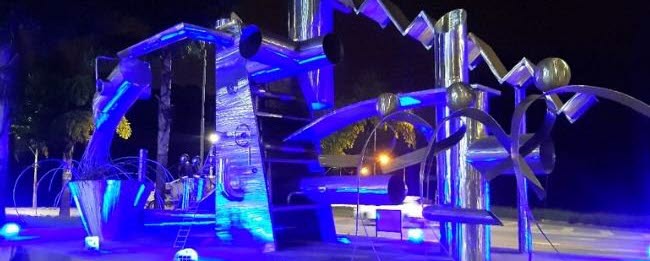 Com iluminação azul, escultura alerta para a importância da saúde masculina