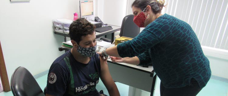 Colaboradores recebem vacina contra gripe  em campanha de imunização