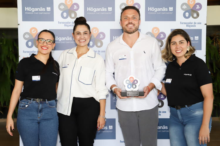 foto com os representantes da H&ouml;gan&auml;s e Padr&atilde;o, todos sorrindo