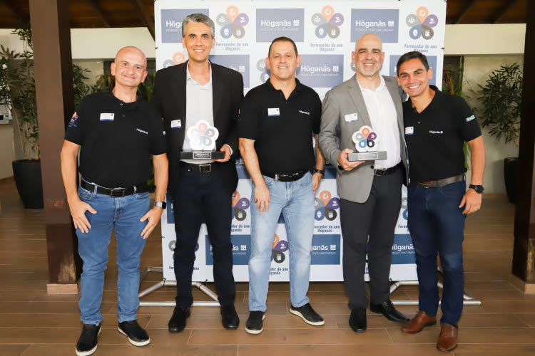 foto com os representantes da H&ouml;gan&auml;s e Tecnosulfur, todos sorrindo