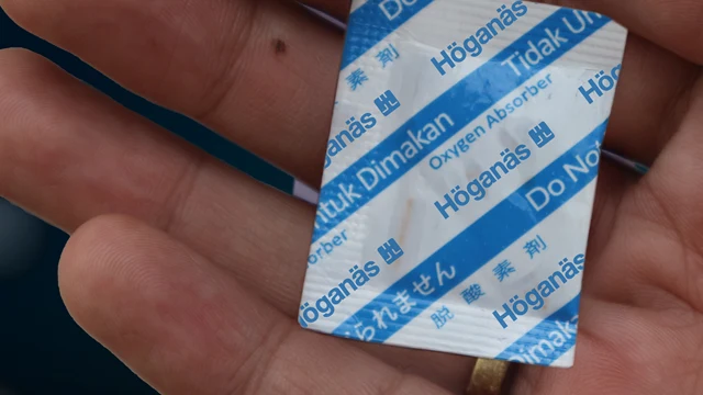 Oxygen absorbers for food
