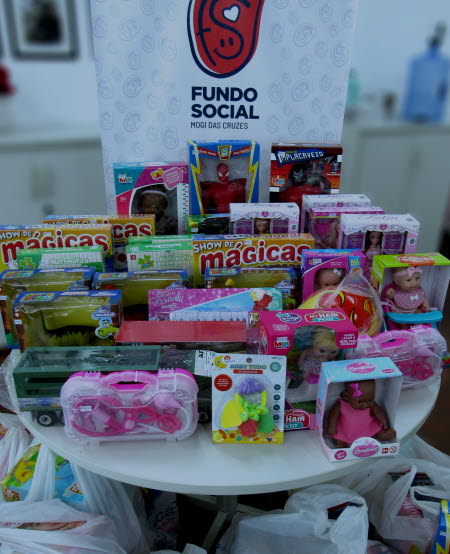 Höganäs doa brinquedos para o Fundo Social de Mogi